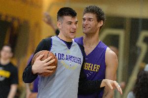 九游-大洛：祖巴茨一直在进步上限依然很高 我和他能形成极佳的互补