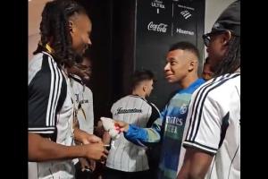 九游娱乐网站-大老爷们拿着啥呢？姆巴佩看到图拉姆拿拉布布，一脸不可置信